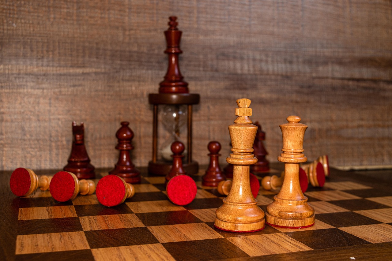 对于开发游戏的公司，应该如何平衡游戏体验和收益之间的关系？